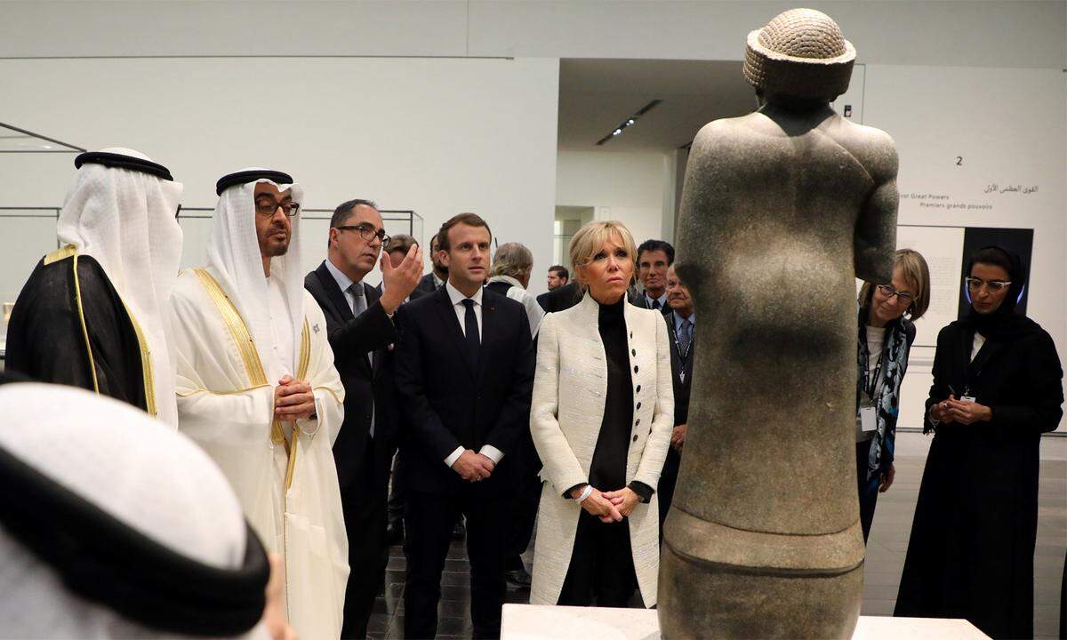 Offiziell eröffnete der Louvre Abu Dhabi am 11. November 2017. Die Einweihung, an der auch Frankreichs Staatspräsident Emmanuel Macron teilnahm, fand bereits am 8. November statt.