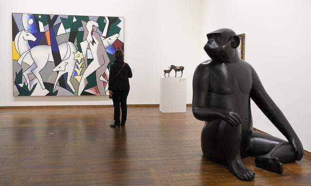 Dreht sich dieser Affe vom Künstlerpaar Les Lalanne zu Roy Lichtensteins „Forest Scene“ um? Beziehungen zwischen Kunstwerken scheinen Heidi Horten jedenfalls Spaß zu machen.