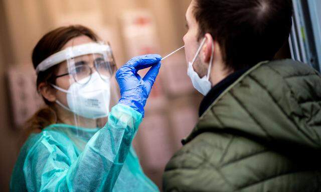 Mehr als 30.000 positive Corona-Testergebnisse innerhalb von 24 Stunden sind ein neuer Pandemie-Höchstwert.