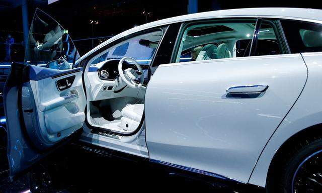 Die Hersteller lieferten vor allem margenstarke Fahrzeuge aus. Mercedes brachte das 2021 einen Rekordgewinn ein.