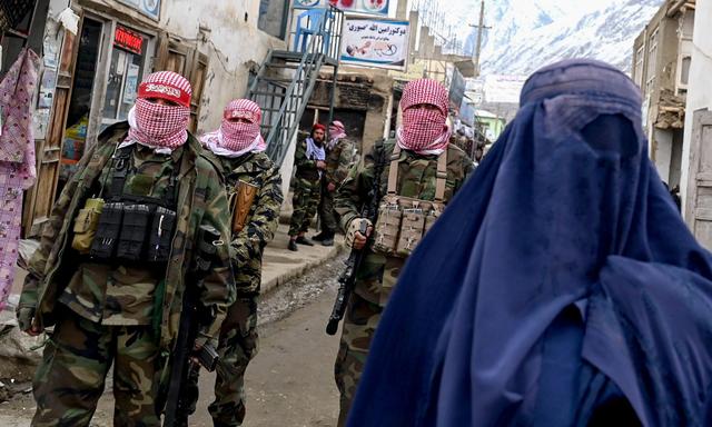 Sicherheitskräfte der islamistischen Taliban stehen Wache: Westliche Staaten fordern die Einhaltung von Frauen- und Menschenrechte in Afghanistan.