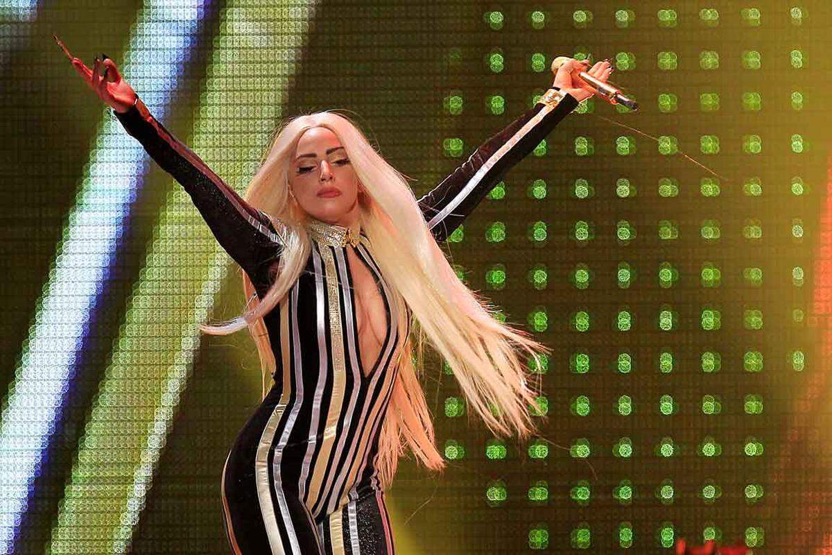 Die Frage, ob sie nun "legally blonde" ist oder nicht, lassen wir aus. Die Musikerin vertritt jedenfalls die junge Garde an blonden Powerfrauen mit Perücke. Mit ihren 26 Jahren verdiente Lady Gaga vergangenes Jahr rund 52 Millionen Dollar.