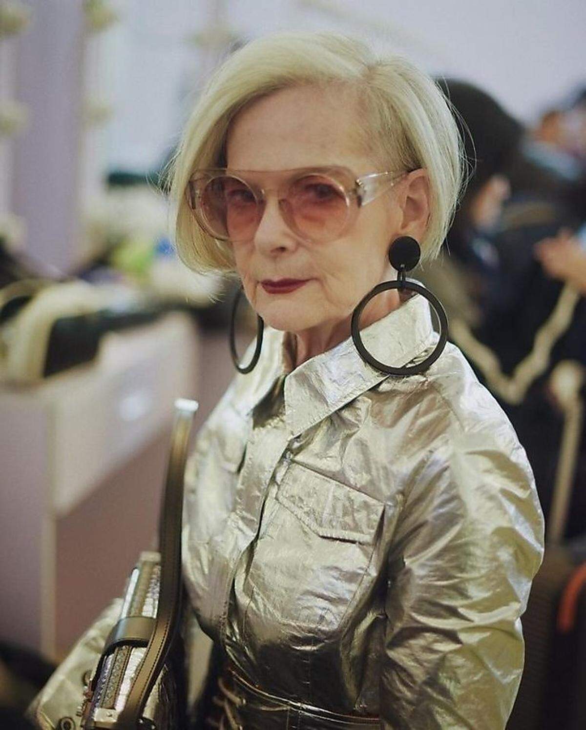 Das Alter sieht man Lyn Slater hingegen an - und sie steht auch dazu. Die 63-jährige Soziologieprofessorin aus New York City arbeitet heute auch als Model und ist für ihren außergewöhnlichen Modegeschmack bekannt.