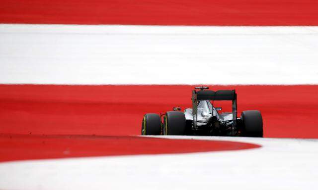 Die Formel 1 ist wieder in Österreich unterwegs, Lewis Hamilton dreht erste Runden in Spielberg. 