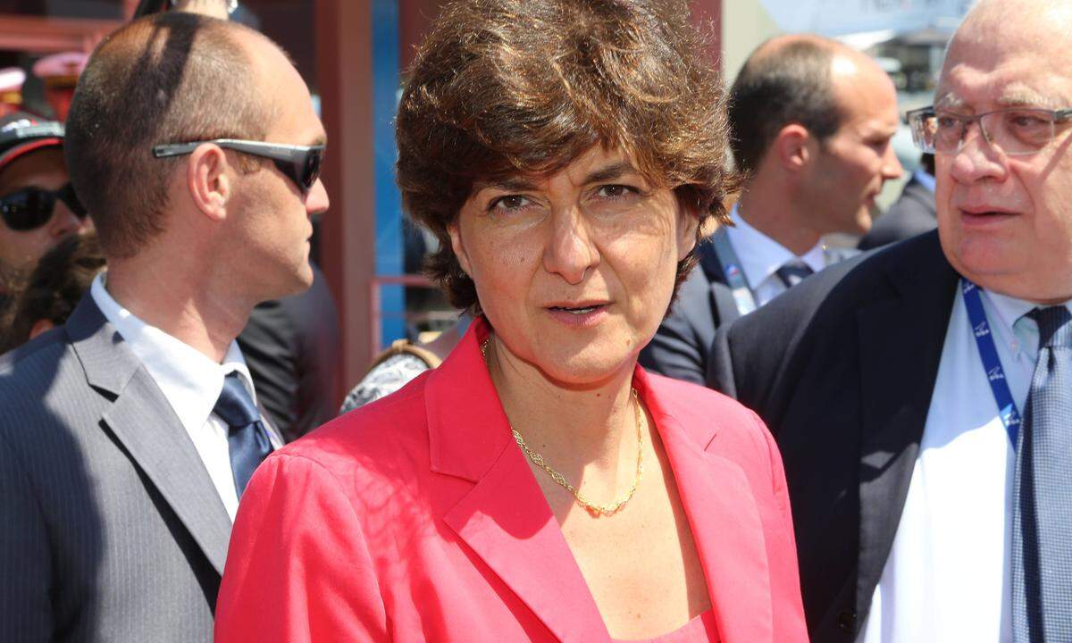 Eine Frau für Frankreichs Armee: Verteidigungsministerin Sylvie Goulard inspiziert das Angebot der Rüstungskonzerne.
