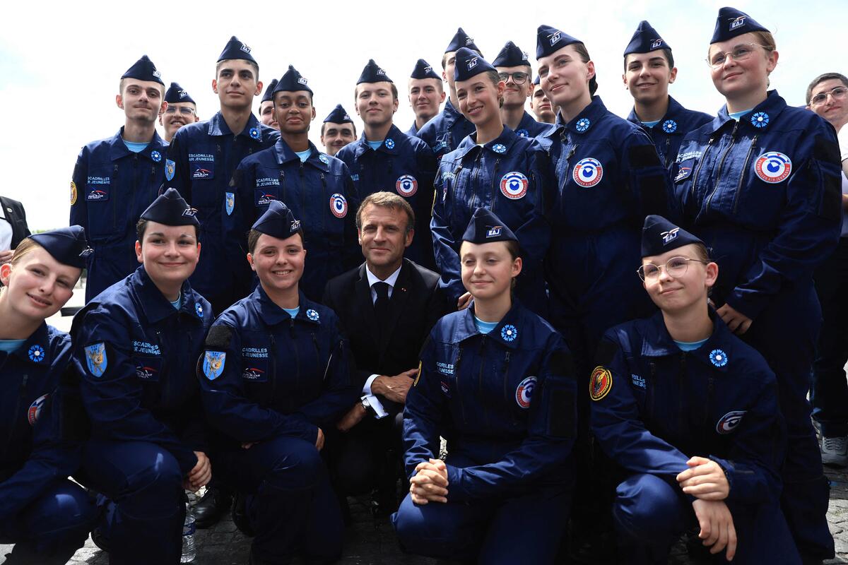 Der französische Präsident Emmanuel Macron posiert mit Mitgliedern der Escadrille Jeunesse, einem Ausbildungsprogramm für junge Freiwillige in der Luftwaffe.