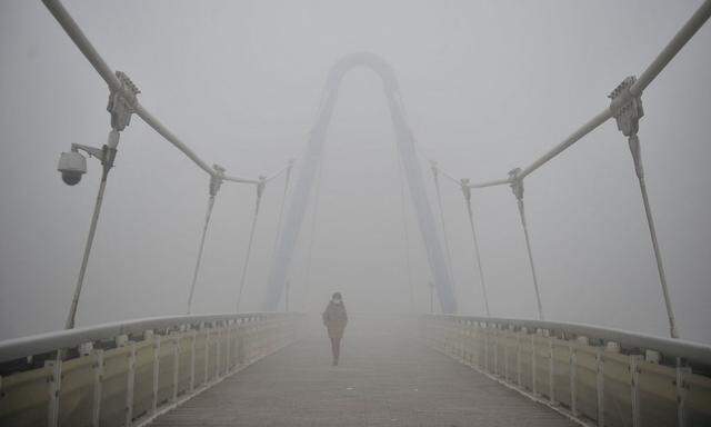 Nicht Nebel, sondern Smog macht derzeit das Atmen in Tianjin zur Last.