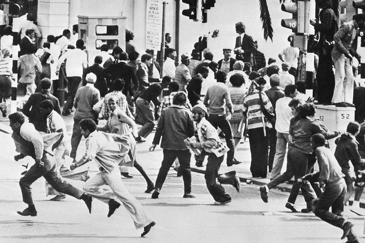 Vielen Historikern gilt der Tag als Anfang vom Ende der Apartheid: Am 16. Juni 1976 schlug die südafrikanische Polizei Demonstrationen von schwarzen Schülern im Township Soweto vor den Toren von Johannesburg blutig nieder. Die Gewalt führte zu heftigen Reaktionen im Ausland und stärkte die Widerstands-Bewegung, deren Anführer Nelson Mandela zu diesem Zeitpunkt seit vierzehn Jahren im Gefängnis saß.