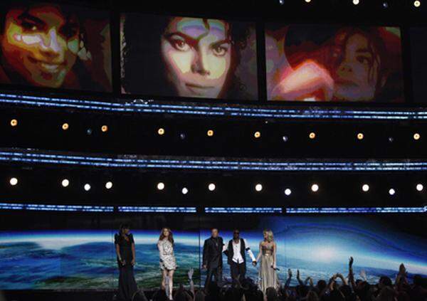 Für den verstorbenen "King of Pop" Michael Jackson gab es eine posthume Würdigung, die von seinen Kindern entgegen genommen wurde.