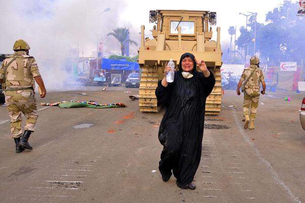 Die Räumung der Protestcamps löste schließlich Unruhen im ganzen Land aus. In der Unruheprovinz Nord-Sinai etwa wurden mehrere Verwaltungsgebäude besetzt. Extremisten griffen mehrere Kirchen an. In der Provinz Fayoum südlich von Kairo und in Suez gab es bei Zusammenstößen zwischen Mursi-Anhängern und der Polizei mehrere Todesopfer.