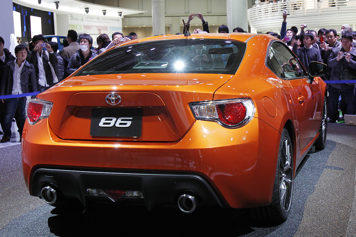 Aufgeregtheit bei Toyota mit dem Sportwagen GT 86. Das mit Subaru entwickelte Auto kommt im Juni nach Österreich. Mit Heckantrieb, 200 PS starkem 2,0-Liter-Boxermotor und spaßbetontem Konzept ohne großen Hightech-Zauber setzt Toyota seine unterbrochene Tradition vom leistbaren Straßen-Entertainer fort.