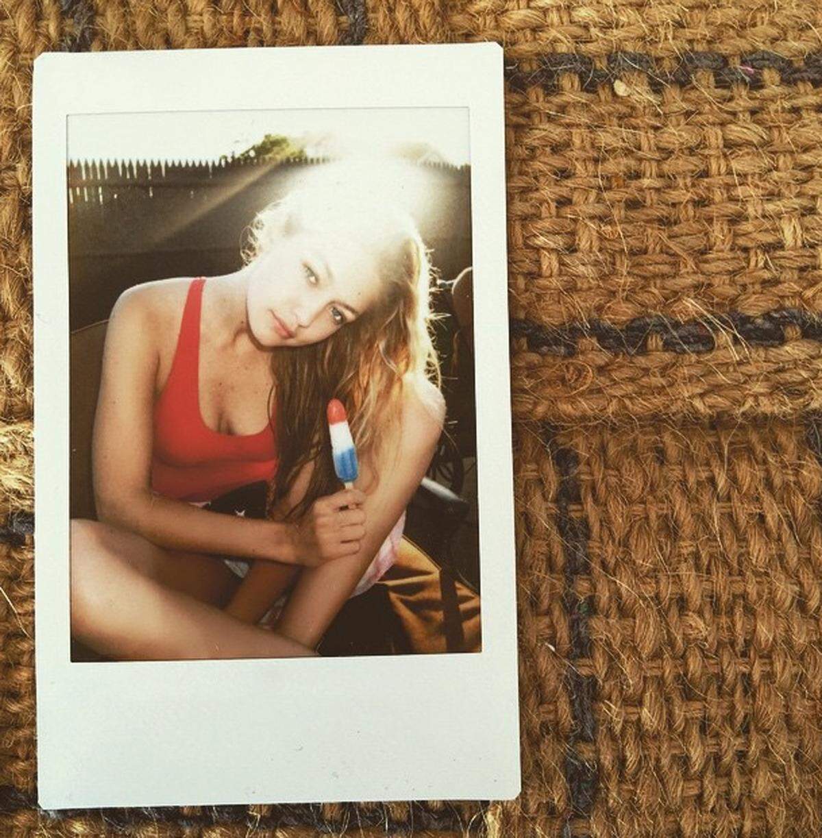 Ausgedient haben auch Polaroids nicht, jedoch werden echte Polaroids abfotografiert und keine App verwendet. Model Gigi Hadid gefällt sich im Vintage-Look.