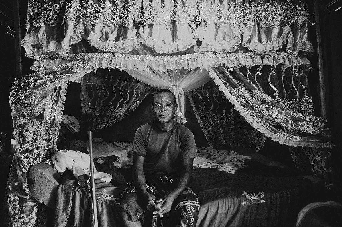 Jean Maximis Nonon sitzt in seinm Schlafzimmer in Mataviakoho, Madagaskar. Man nennt ihn Rinderdieb, er bestreitet das. Das Foto machte Rijasolo.