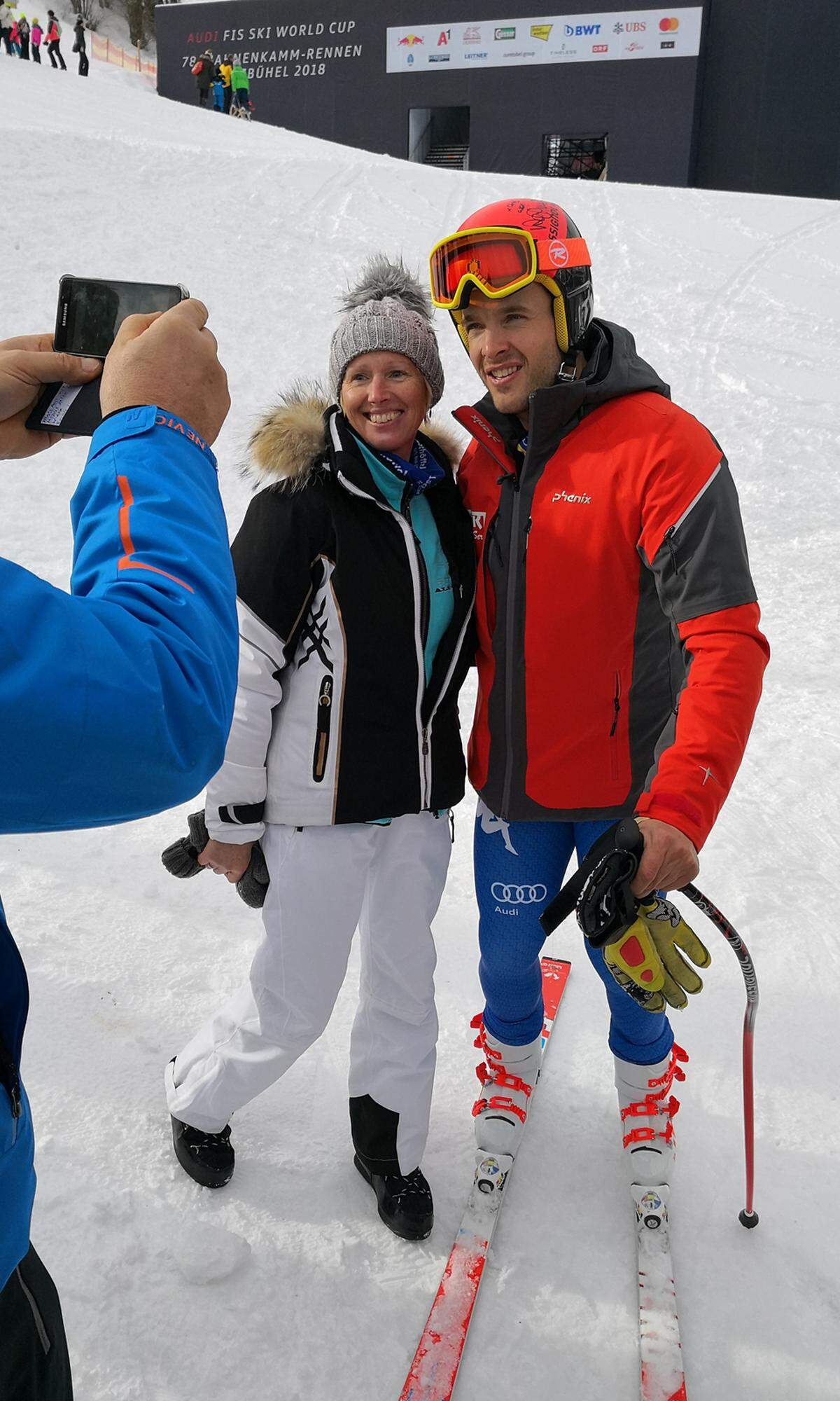 Selfie (mit einem Handy der Konkurrenz) in Kitzbühel mit dem Südtiroler Abfahrer, Peter Fill. Die automatische Belichtung lässt sich vom hellen Schnee nicht irritieren.
