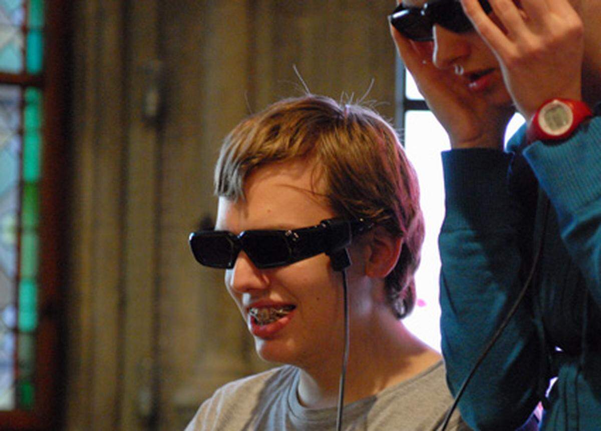 Im Erdgeschoss gab es an zwei Rechnern das Rennspiel Need for Speed Shift in einer 3D-Version zu bestaunen. Dafür benötigt man spezielle Shutter-Brillen, die der Hersteller Nvidia im Angebot hat.