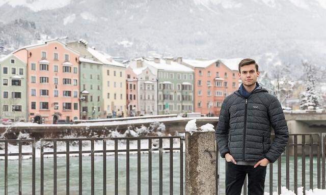 Dominik Berger, der Vorsitzende der ÖH Innsbruck, vor der historischen Häuserfassade von St. Nikolaus in Innsbruck. 