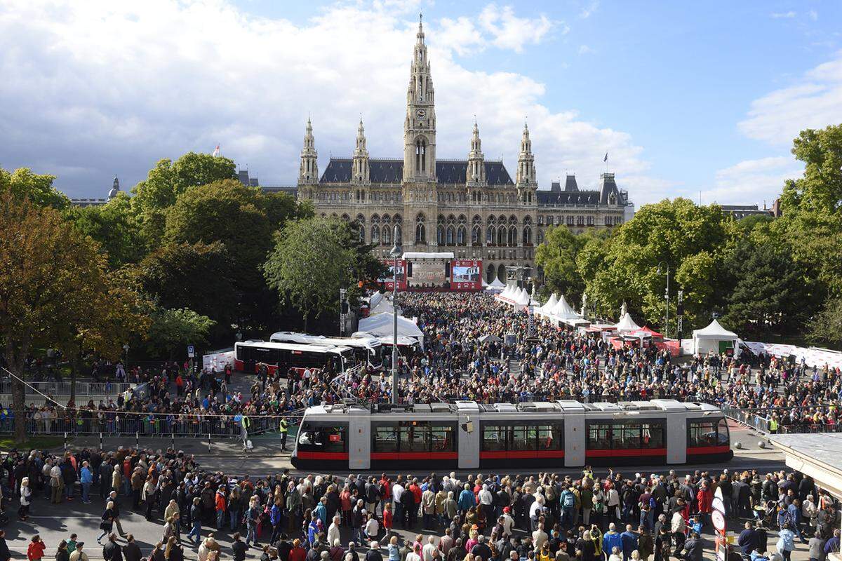 ... über die Dampftramway und den legendären Reichsbrückenbus bis zum modernen ULF (Bild) absolvierten den Corso.