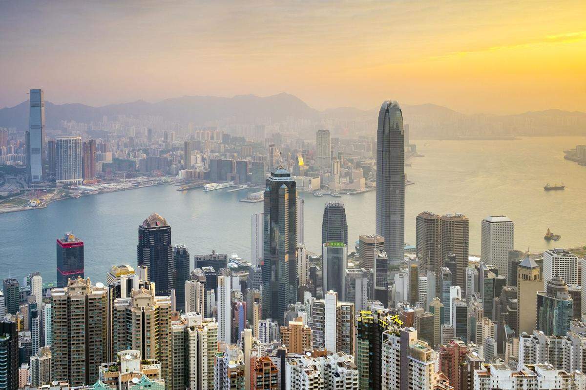 Die politischen Unruhen haben der bei Touristen beliebtesten Stadt nichts anhaben können. Laut dem Marktforschungsinstitut Euromonitor, das die "Top 100 City Destinations 2019" ermittelt hat, liegt Hongkong auf Platz eins der Beliebtheitsskala. Mehr als 50 Prozent der Besucher stammen von dem chinesischen Festland. Der Ausbau der Infrastruktur wie die Fertigstellung der Brücke Hongkong-Zhuhai-Macau sowie die Inbetriebnahme der Hochgeschwindigkeitsstrecke zwischen Hongkong und Shenzhen sowie Guangzhou haben zu einem konstanten Anstieg geführt. Während Hongkong vor allem für seine Einkaufszentren bekannt ist, will man sich jetzt mehr auf das kulturelle Erbe und die Natur konzentrieren. Geführte Touren, Fahrradrouten und Wanderwege inklusive.