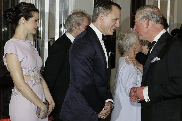 Dass bei der Weltpremiere auch Prinz Charles dabei sei, sei das "Sahnehäubchen auf der Torte", meinte Craig. Der 007-Darsteller selbst hatte Ehefrau Rachel Weisz mitgebracht.