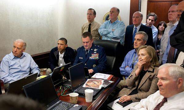 Dieses Bild vom Einsatzraum im Weißen Haus ging damals um die Welt. Links: der damalige Vizepräsident Joe Biden neben seinem damaligen Chef Barack Obama.