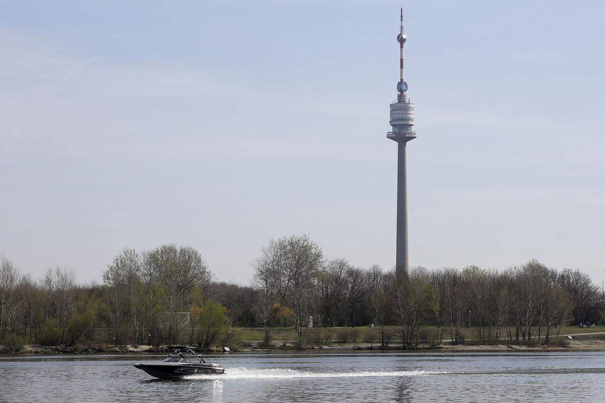 Zeitgleich mit dem Donaupark wurde dessen deutlich sichtbares Wahrzeichen eröffnet: Der Donauturm ist mit seinen 252 Metern bis heute Österreichs höchstes Bauwerk. In nur 20 Monaten wurden 17.600 Tonnen Beton, Stahl und Aluminium verbaut, bevor Bundespräsident Adolf Schärf den Turm am 16. April 1964 eröffnete.