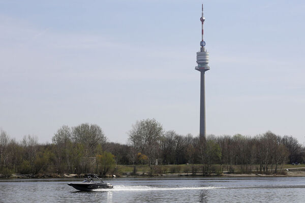 Zeitgleich mit dem Donaupark wurde dessen deutlich sichtbares Wahrzeichen eröffnet: Der Donauturm ist mit seinen 252 Metern bis heute Österreichs höchstes Bauwerk. In nur 20 Monaten wurden 17.600 Tonnen Beton, Stahl und Aluminium verbaut, bevor Bundespräsident Adolf Schärf den Turm am 16. April 1964 eröffnete.