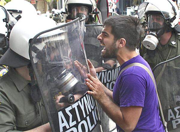 Das griechische Parlament sollte am Donnerstag über das Sanierungspaket abstimmen. Doch der Plan stößt beim Volk auf heftigen Widerstand.