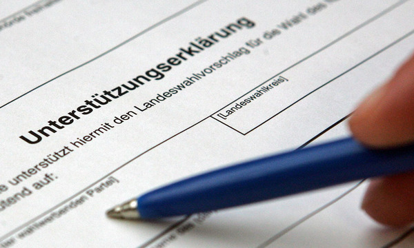 Monarchisten kaempfen Unterschriften Kaiser