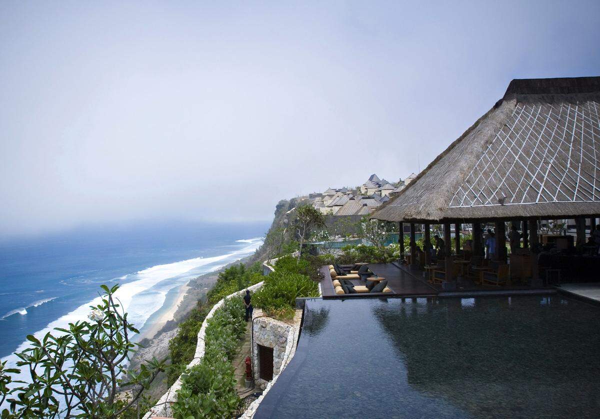 Das Luxuslabel Bulgari, sonst hauptsächlich für exklusiven Schmuck und Lederwaren bekannt, hat sich mittlerweile auch einen Namen im Tourismus gemacht. Neben den bestehenden Hotels in Mailand und Bali, wird nächstes Jahr auch ein Hotel in London eröffnen. Allen gemein ist die Atmosphäre von Luxus und Eleganz sowie der Umgebung angepasste Architektur. 150 Meter über dem Meer hat man vom Bulgari Hotel &amp; Resort in Bali einen herrlichen Blick auf den Indischen Ozean. Das Hotel liegt auf der Halbinsel Jimbaran in der Nähe des Uluwatu-Tempels.