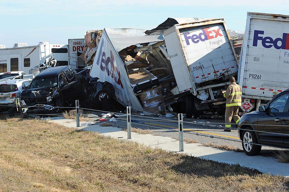 Bei einer Massenkarambolage mit mindestens 140 Fahrzeugen sind auf einem Highway in Texas zwei Menschen getötet worden. >>zum Video