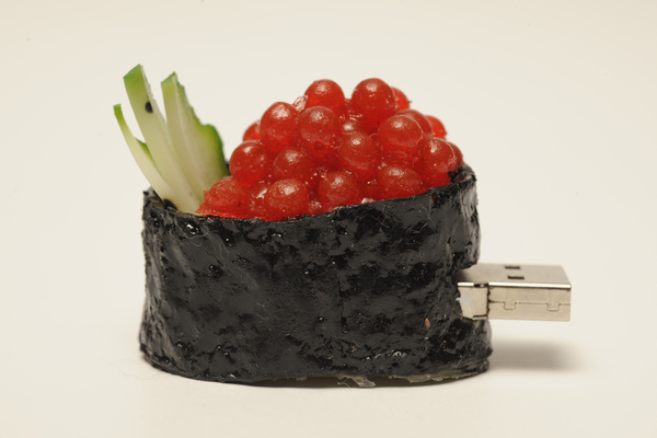 Insgesamt werden 500 historische und zeitgenössische Objekte aus dem Stuttgarter Landesmuseum, dem Werkbundarchiv – Museum der Dinge in Berlin, dem Hofmobiliendepot und anderen Sammlungen gezeigt.Im Bild: USB-Stick in Sushi-Form, China, 2009, CEC Promotions.