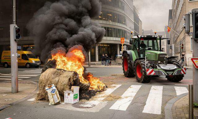 Ein Landwirt blockiert eine Straße während einer Demonstration anlässlich eines Treffens der EU-Agrarminister in Brüssel am 26. März 2024.