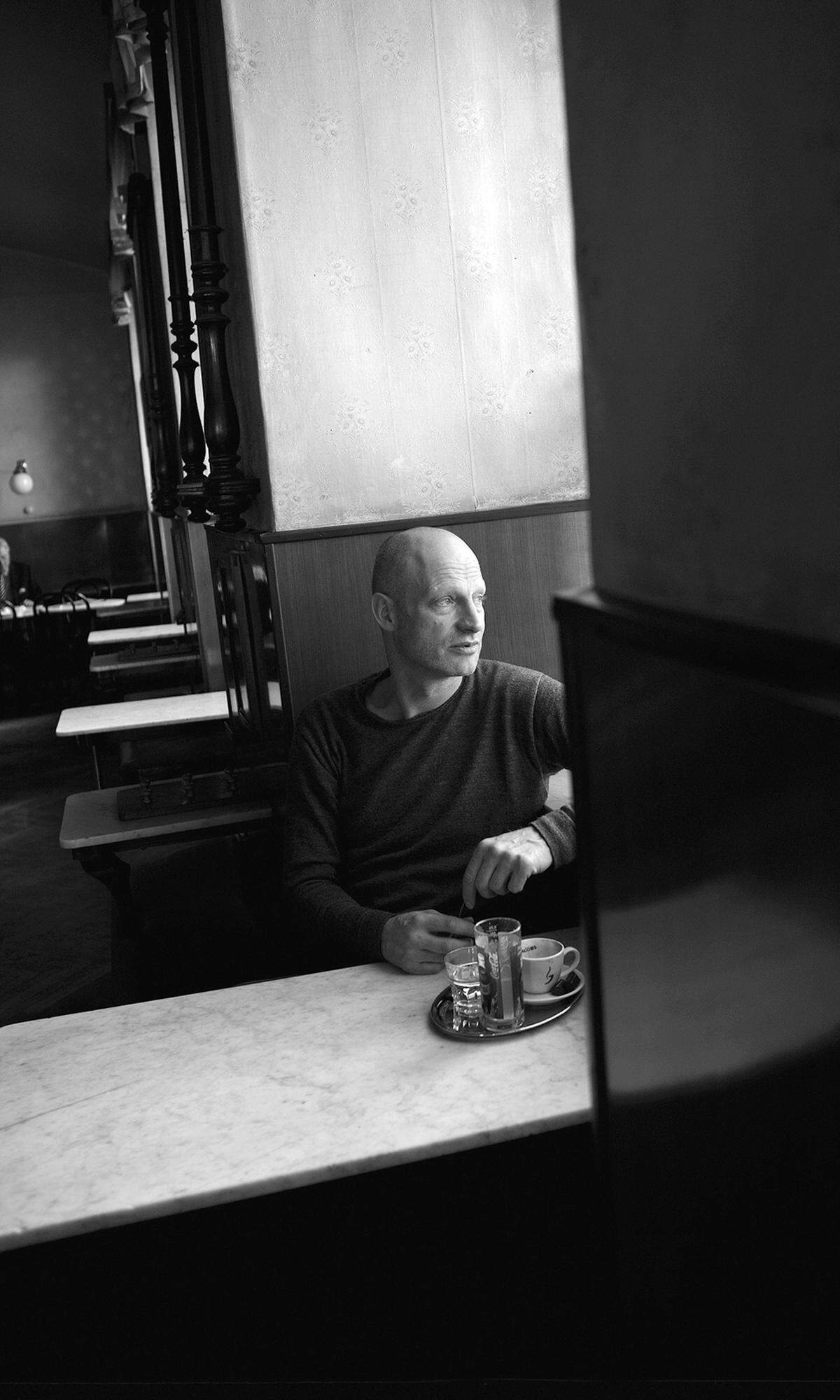 Leopold Hawelka, einen Teller auf einem Finger balancierend, Stefanie Sargnagel, Joachim Meyerhoff: Porträts aus dem Kaffeehaus enthält das Buch „Im Kaffeehaus. Gespräche. Fotografien“ von Sepp Dreissinger (Album).