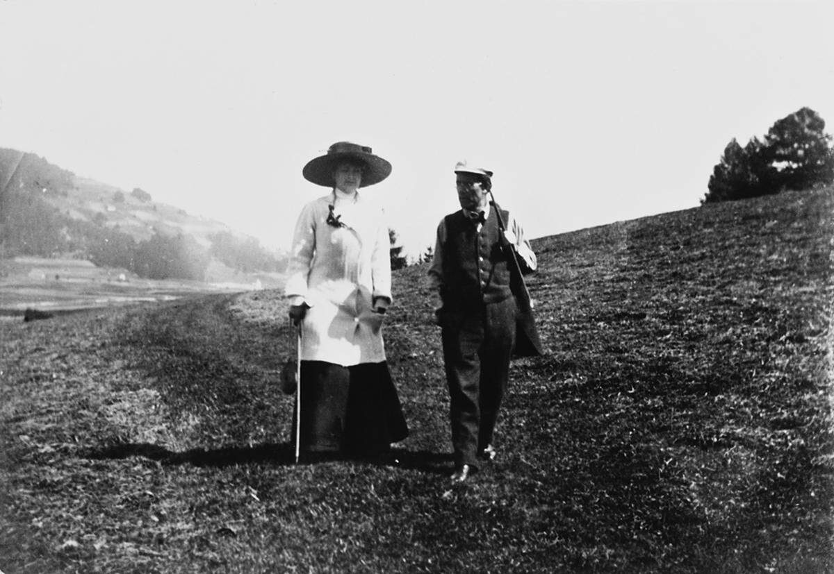 In Wien hatte Mahler auch seine berühmte Ehefrau kennengelernt: 1902 heiratete er Alma Schindler. Die beiden bekamen zwei Töchter: Maria (geb. 1902) und Anna (geb. 1904). Maria starb 1907 an Scharlach und Diphtherie , was eine schwierige Zeit in der Ehe einleitete.  (c) Kaplan Foundation Collection, New York