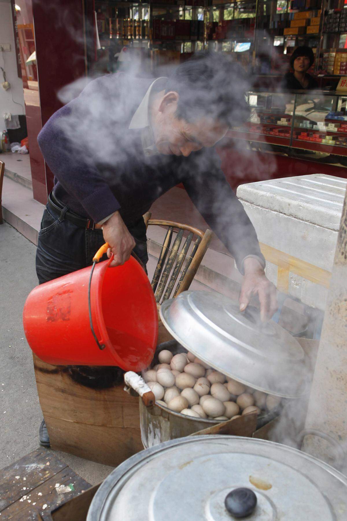 Urineier in China. In Urin - vorzugsweise in dem von Buben unter zehn Jahren - gekochte Eier gelten in der chinesischen Stadt Dongyang an Delikatesse. Die Zubereitung dauert einen Tag, gegen Ende wird die Schale sogar aufgebrochen und die Eier köcheln weiter. Vom Verzehr verspricht man sich eine heilende Wirkung und Energie.