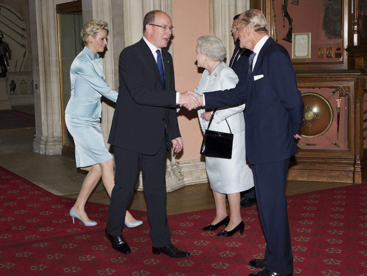 Viele Hände hatte Queen Elizabeth beim Lunch anlässlich ihres 60. Thronjubiläums zu schütteln, darunter auch die von Fürst Albert und Charlene von Monaco.