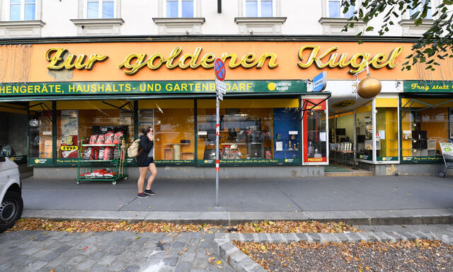 Die Auslagen halb leer, die Zukunft ungewiss: die Goldene Kugel auf der Wiedner Hauptstraße.