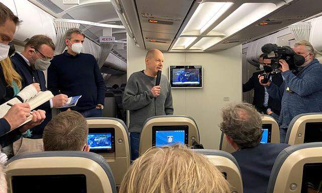 Olaf Scholz im Gespräch mit Journalisten auf dem Weg in die USA.