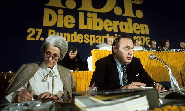 Hildegard Hamm-Brücher mit dem damaligen Außenminister und Parteikollegen Hans Dietrich Genscher beim FDP-Bundesparteitag im Jahr 1976.