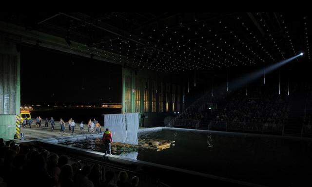Spektakuläre Inszenierung von Tobias Kratzer: Am Ende öffnen sich im Tempelhof -Hangar die Türen und die „Überlebende“ ziehen aus. 