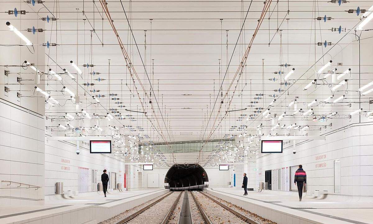 Mit der Realisierung des Stadtbahntunnels Karlsruhe befinden sich nun sieben Haltestellen der Straßenbahn im Untergrund. Fahrgäste und Straßenbahnen werden als Akteure auf dem hellen Untergrund freigestellt und über das Licht atmosphärisch inszeniert.