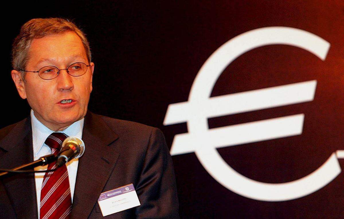 Der Deutsche Klaus Regling leitet den Euro-Rettungsfonds EFSF. Davor war er Generaldirektor für Wirtschaft und Finanzen in der EU-Kommission. Er hat jedoch noch nie eine Notenbank geleitet und gilt bei der Nachfolge von Trichet eher als Außenseiter.