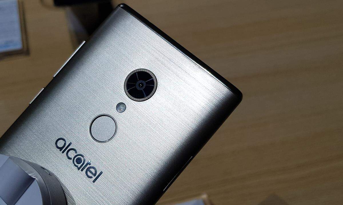 Der unter der Kamera angebrachte Fingerprint-Scanner fügt sich gut ins Design der Rückseite. Die Designsprache heißt bei Alcatel jetzt übrigens "SIMGANIC" - sollte Ihnen das mal unterkommen. Es steht für "Organic" und "Simple". Nichtsdestotrotz sieht es gut aus und wirkt ein wenig, als wären die Idol-Serie mit der Sony-Xperia-Reihe verschmolzen.