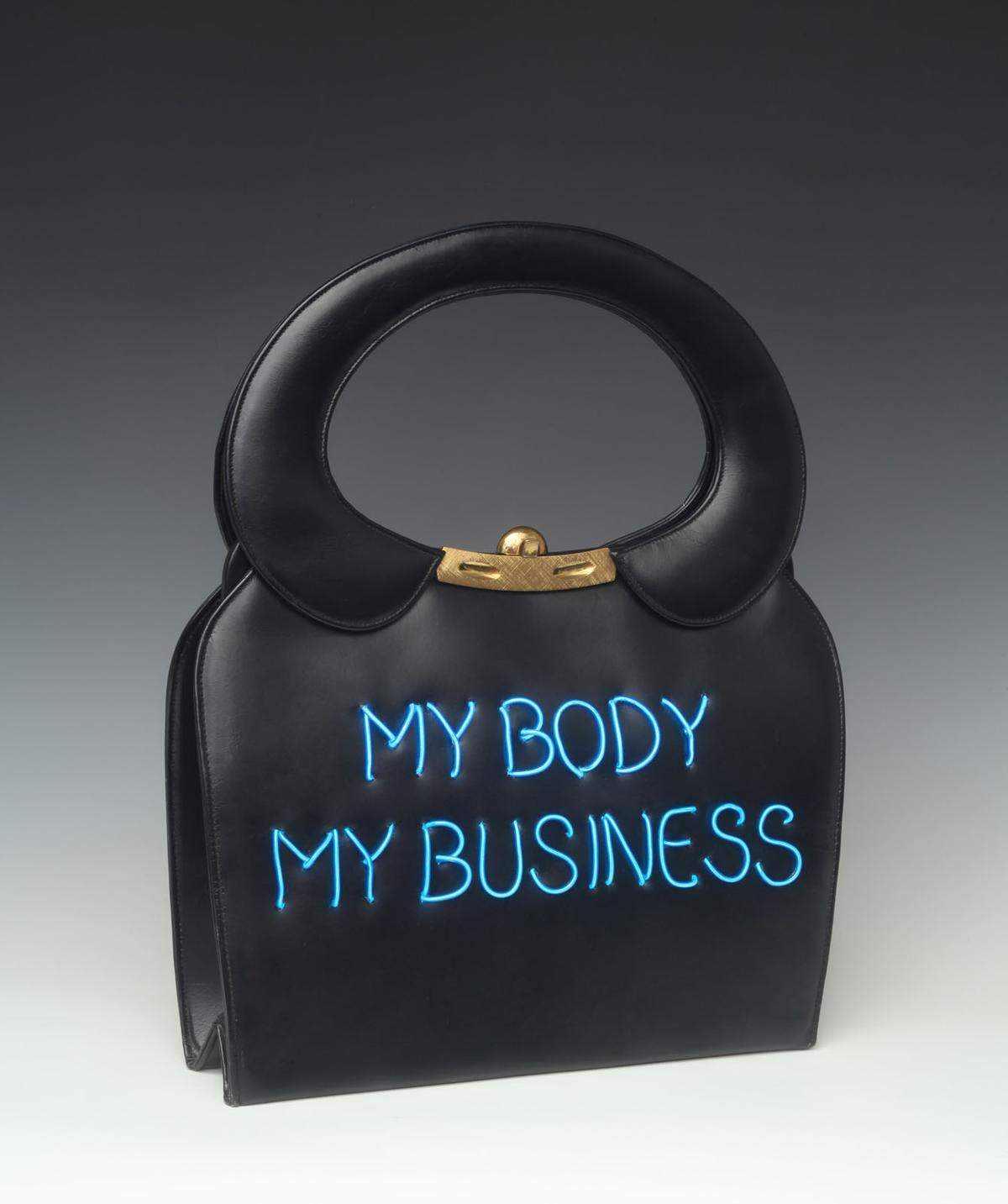 Handtasche mit der Aufschrift "My Body My Business" von Michele Pred, 2019. Nähere Informationen auf: www.vam.ac.uk/exhibitions/bags