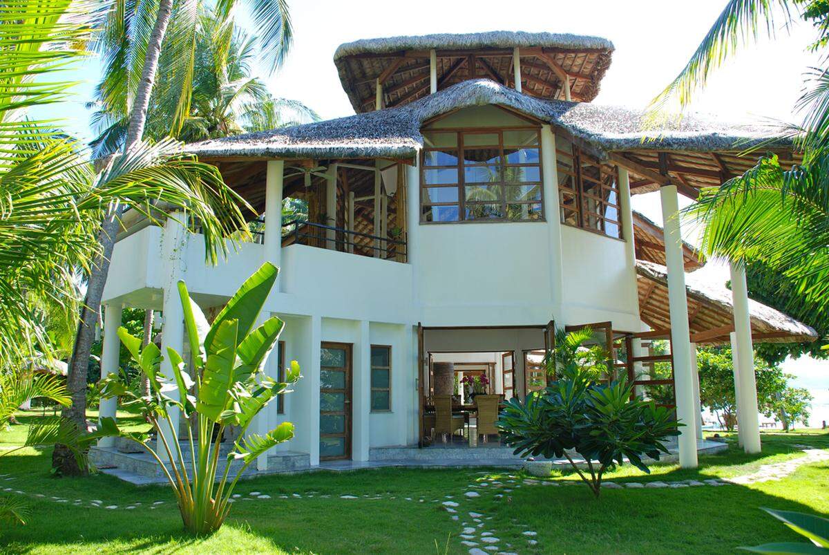 Ach Villen und Cottages finden sich nun entlang des 600 Meter langen Sandstrandes für die der philippinische Architekt Jorge Yulo verantwortlich zeichnet.
