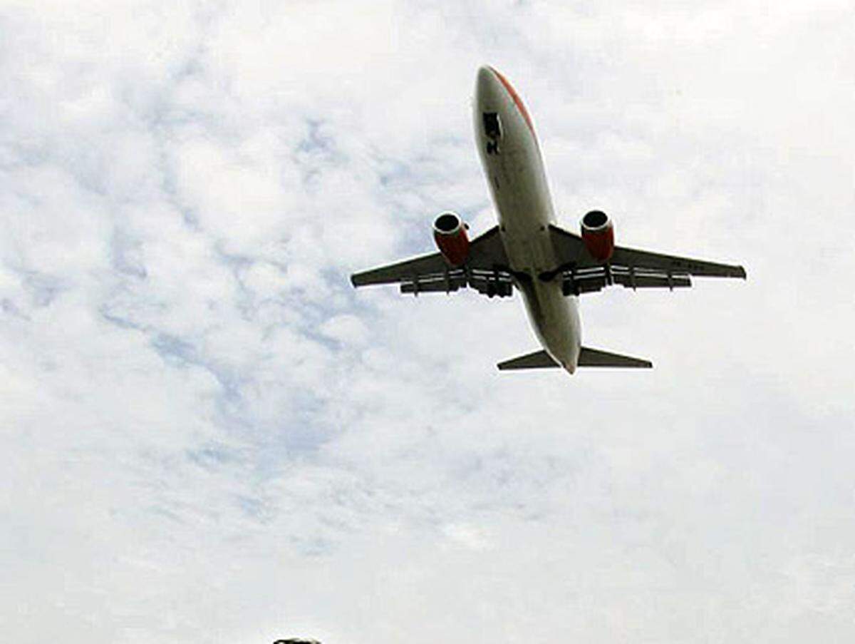 Eine Boeing 737 der Sudan Airways stürzt auf dem Flug von Port Sudan nach Khartum ab. 104 Passagiere und elf Besatzungsmitglieder werden getötet. Nur ein zweijähriger Bub überlebt.