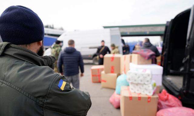 Im Bild Sachspenden an einem polnisch-ukrainischen Grenzübergang auf dem Weg ins Krisengebiet.