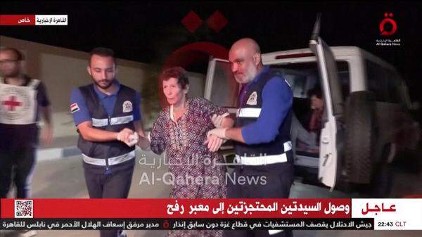 Josheved Lifshitz wird von Hamas-Helfern an Mitarbeiter des Roten Kreuz übergeben.