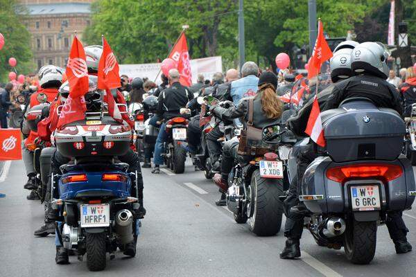 Tempo machen unterdessen die "Red Bikers", die gerne mehr Motorrad-Abstellplätze hätten.