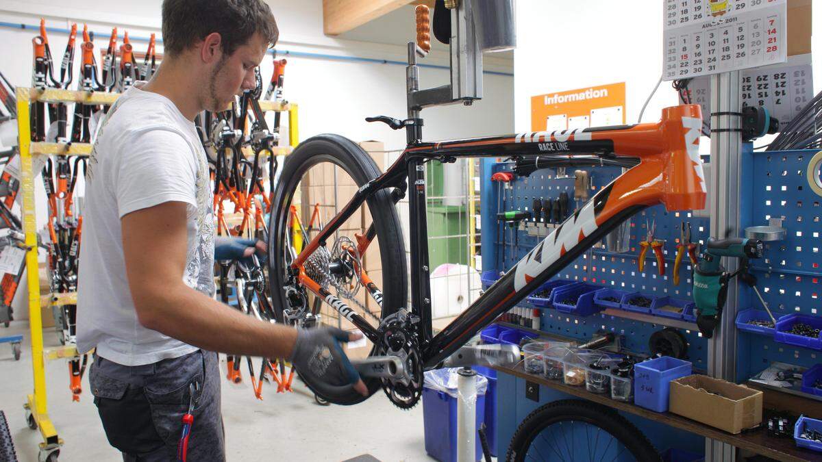 In der Fahrradwerkstatt bei KTM.